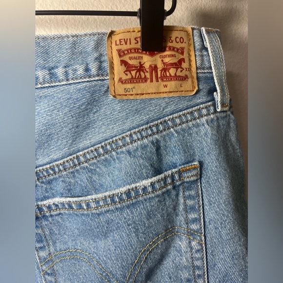 Levi's 501® Women's High Rise Jean Shorts Light Wash Denim Distressed Size 33 - Picture 4 of 8